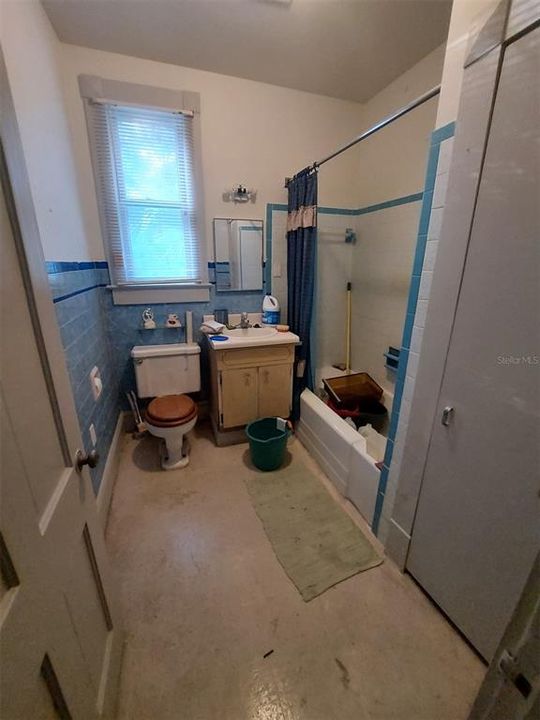 En Venta: $749,900 (3 camas, 2 baños, 2700 Pies cuadrados)