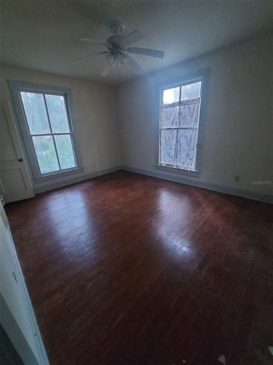 En Venta: $749,900 (3 camas, 2 baños, 2700 Pies cuadrados)