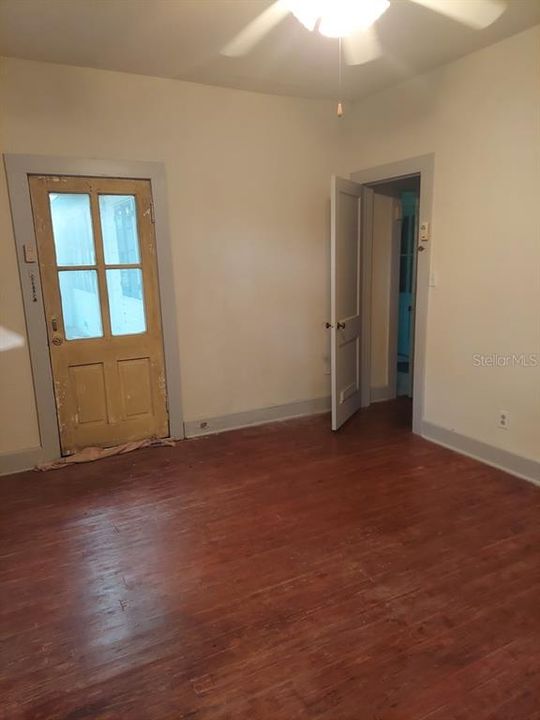 En Venta: $749,900 (3 camas, 2 baños, 2700 Pies cuadrados)