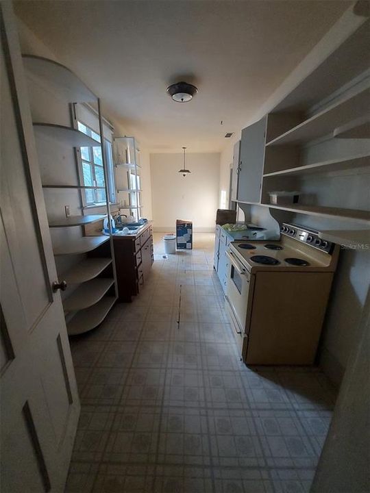 En Venta: $749,900 (3 camas, 2 baños, 2700 Pies cuadrados)