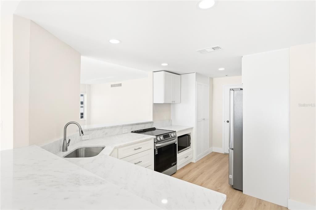 待售: $1,590,000 (2 贝兹, 2 浴室, 1560 平方英尺)