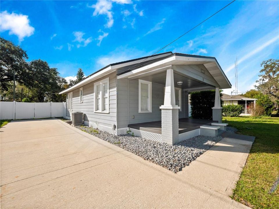 For Sale: $445,000 (2 beds, 1 baths, 948 Square Feet)