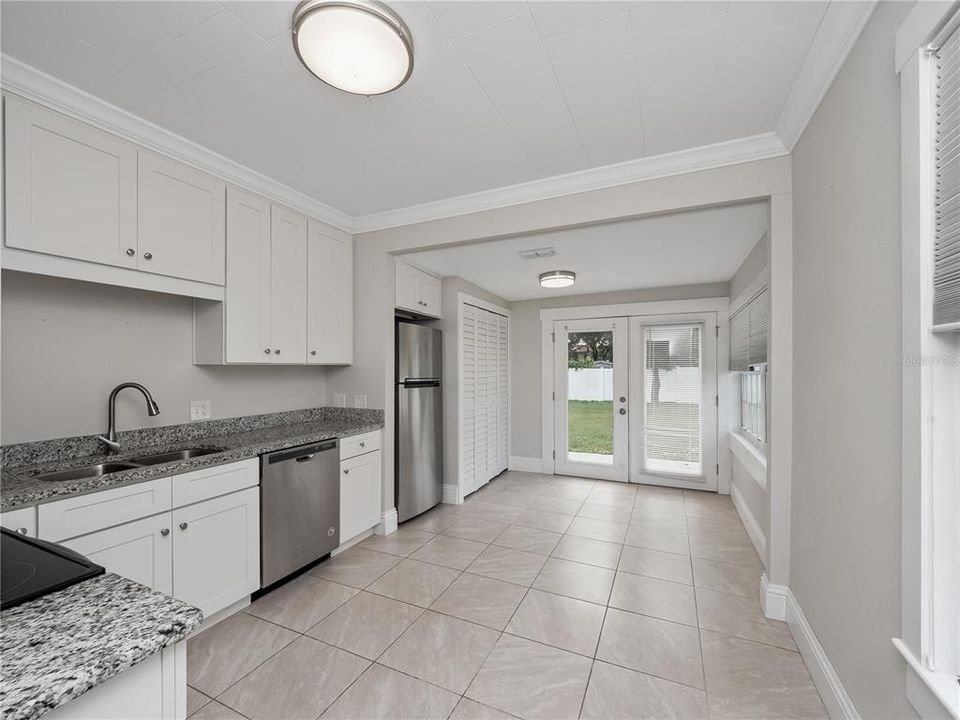 For Sale: $445,000 (2 beds, 1 baths, 948 Square Feet)