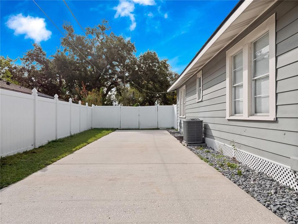 For Sale: $445,000 (2 beds, 1 baths, 948 Square Feet)