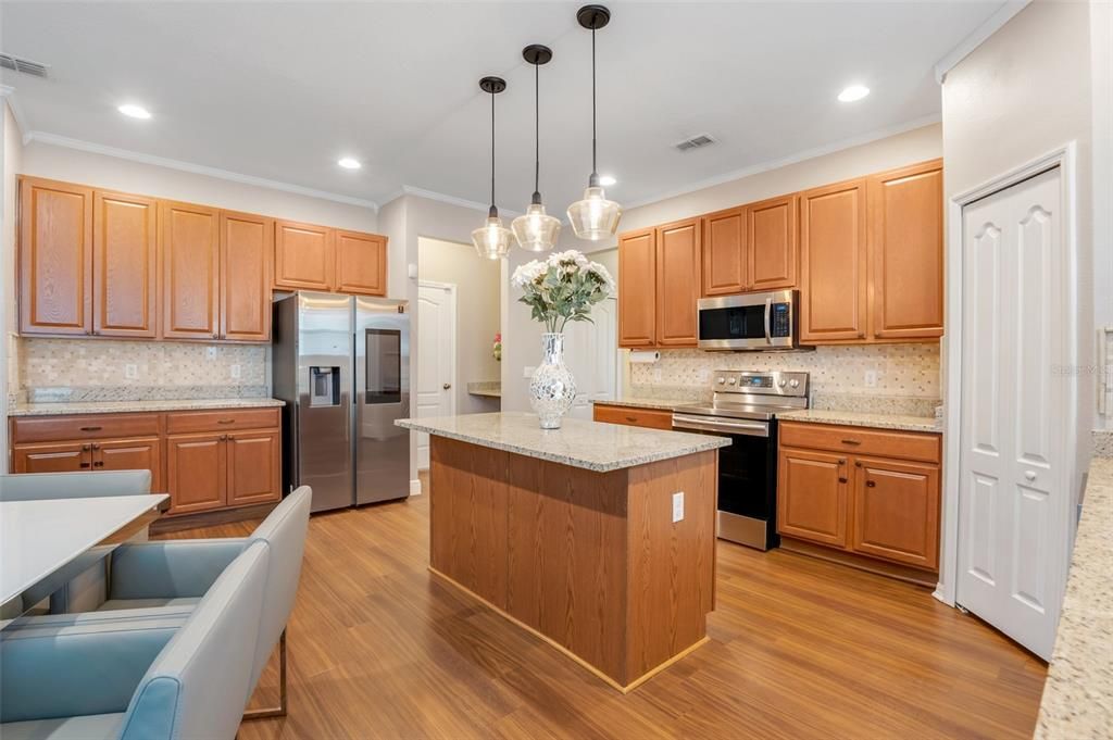 For Rent: $2,400 (5 beds, 2 baths, 2000 Square Feet)