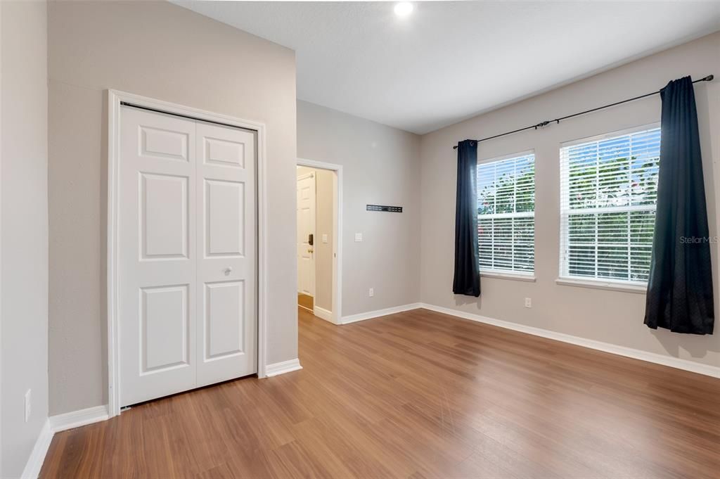 For Rent: $2,400 (5 beds, 2 baths, 2000 Square Feet)