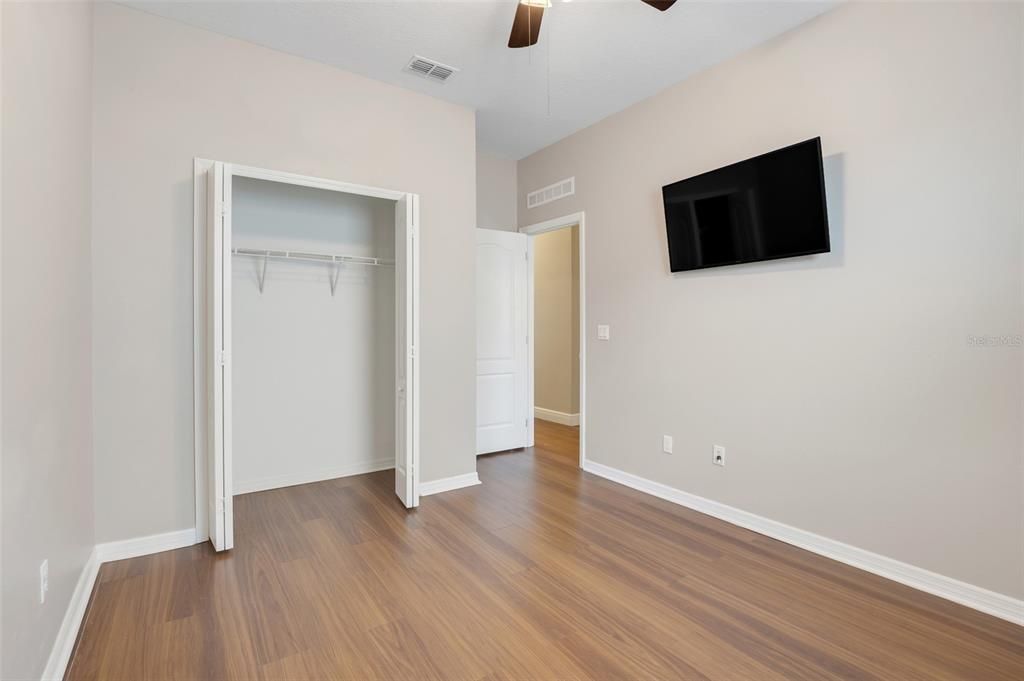 For Rent: $2,400 (5 beds, 2 baths, 2000 Square Feet)