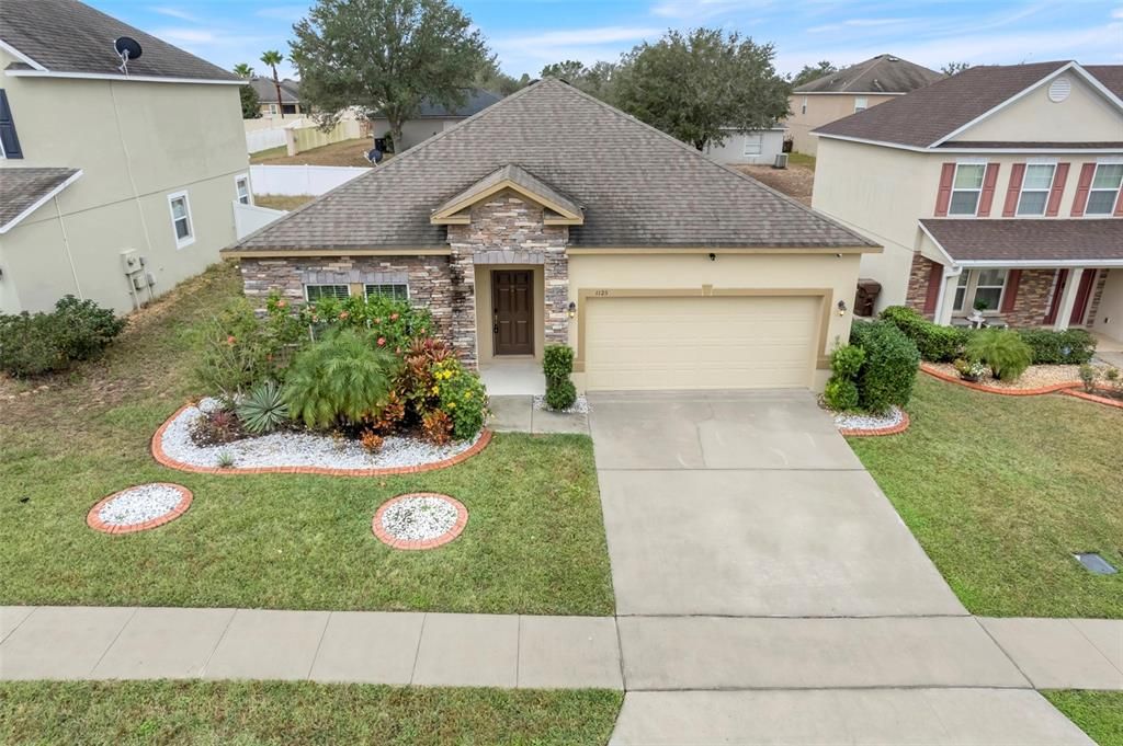 For Rent: $2,400 (5 beds, 2 baths, 2000 Square Feet)