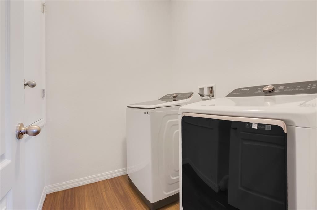 For Rent: $2,400 (5 beds, 2 baths, 2000 Square Feet)