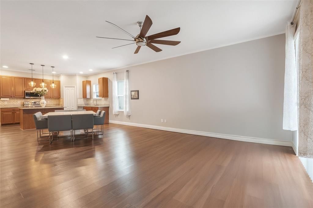 For Rent: $2,400 (5 beds, 2 baths, 2000 Square Feet)