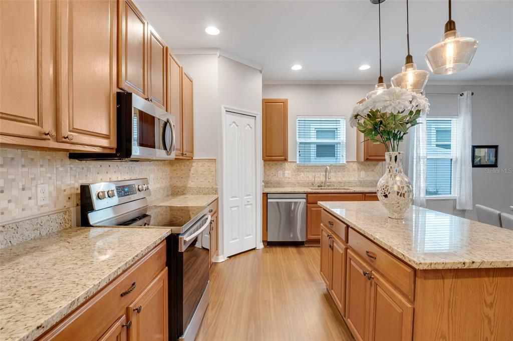 For Rent: $2,400 (5 beds, 2 baths, 2000 Square Feet)