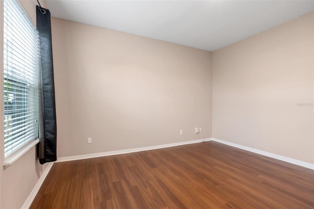 For Rent: $2,400 (5 beds, 2 baths, 2000 Square Feet)