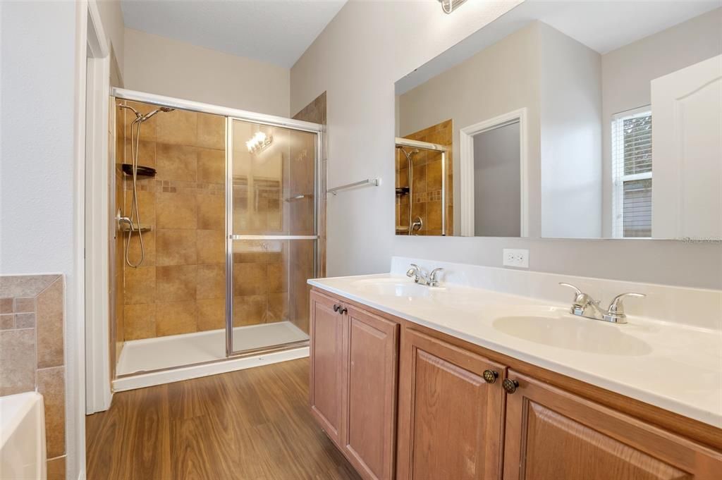 For Rent: $2,400 (5 beds, 2 baths, 2000 Square Feet)