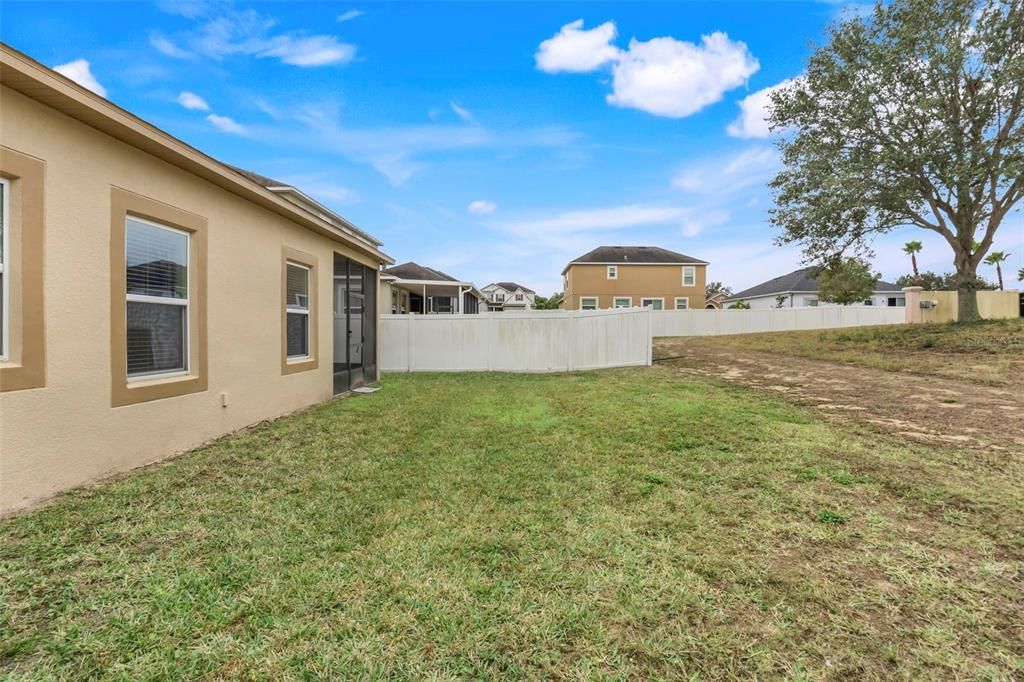 For Rent: $2,400 (5 beds, 2 baths, 2000 Square Feet)