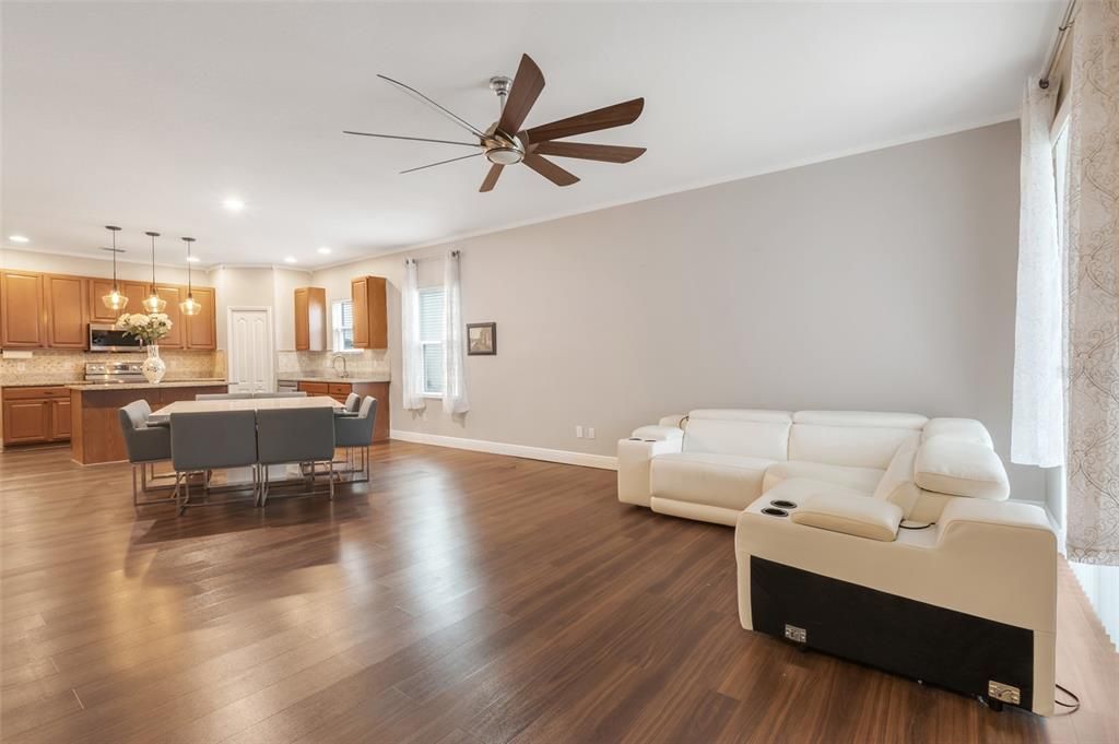 For Rent: $2,400 (5 beds, 2 baths, 2000 Square Feet)