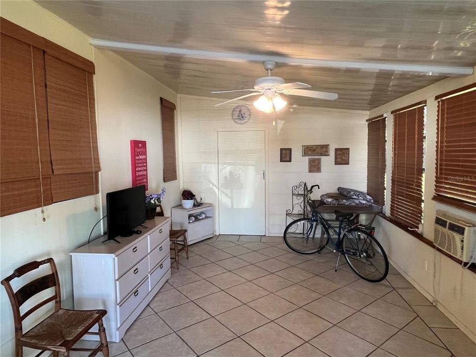 待售: $168,000 (2 贝兹, 2 浴室, 1232 平方英尺)