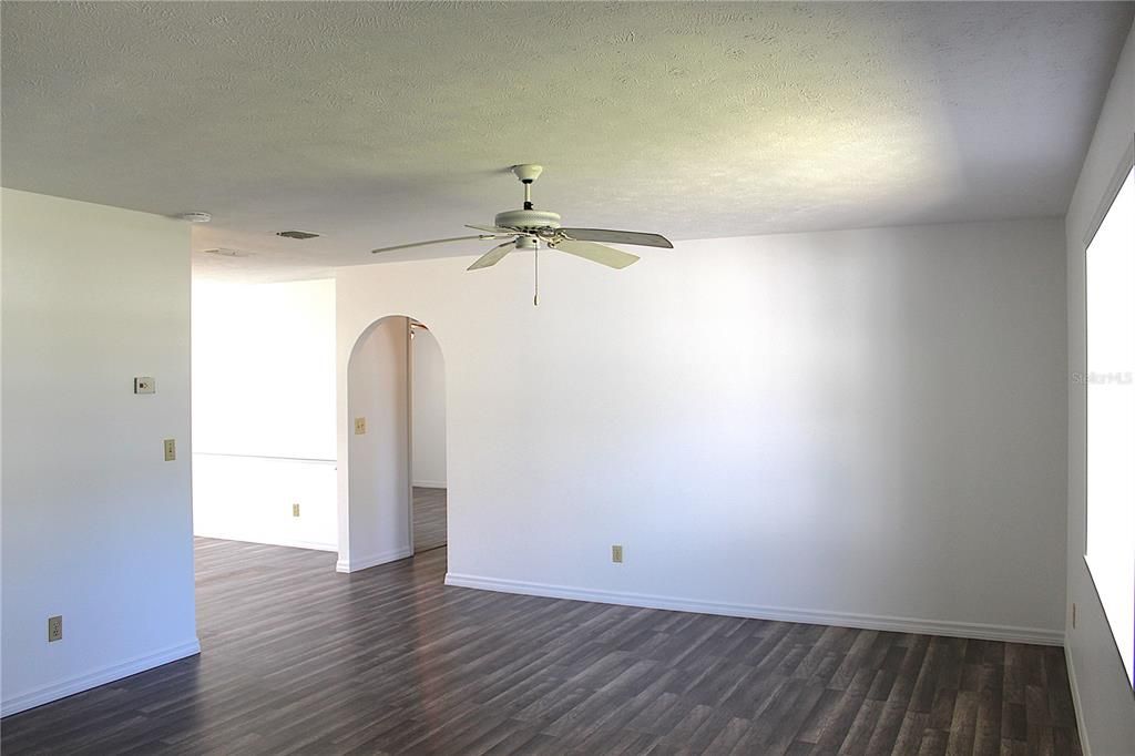 For Sale: $289,900 (3 beds, 2 baths, 1660 Square Feet)