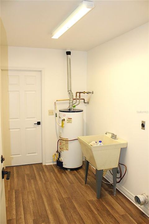 For Sale: $289,900 (3 beds, 2 baths, 1660 Square Feet)