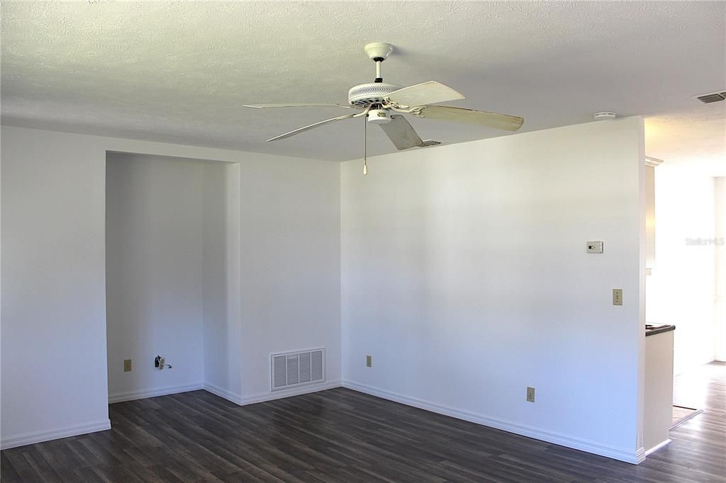 For Sale: $289,900 (3 beds, 2 baths, 1660 Square Feet)