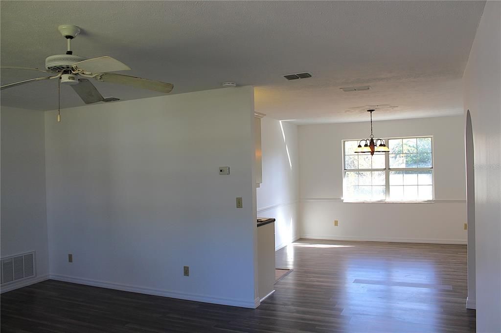 For Sale: $289,900 (3 beds, 2 baths, 1660 Square Feet)