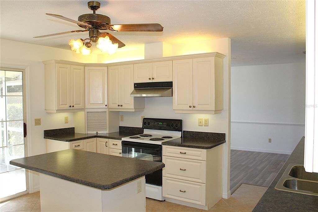 For Sale: $289,900 (3 beds, 2 baths, 1660 Square Feet)