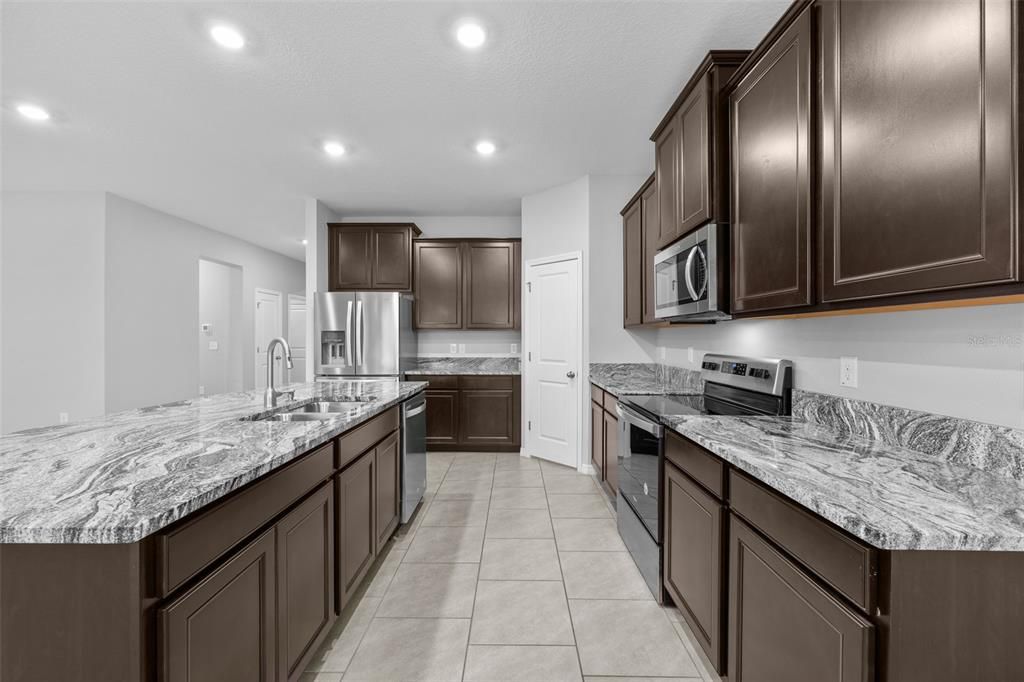 待售: $427,500 (4 贝兹, 2 浴室, 2037 平方英尺)