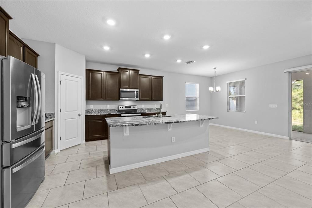 待售: $427,500 (4 贝兹, 2 浴室, 2037 平方英尺)