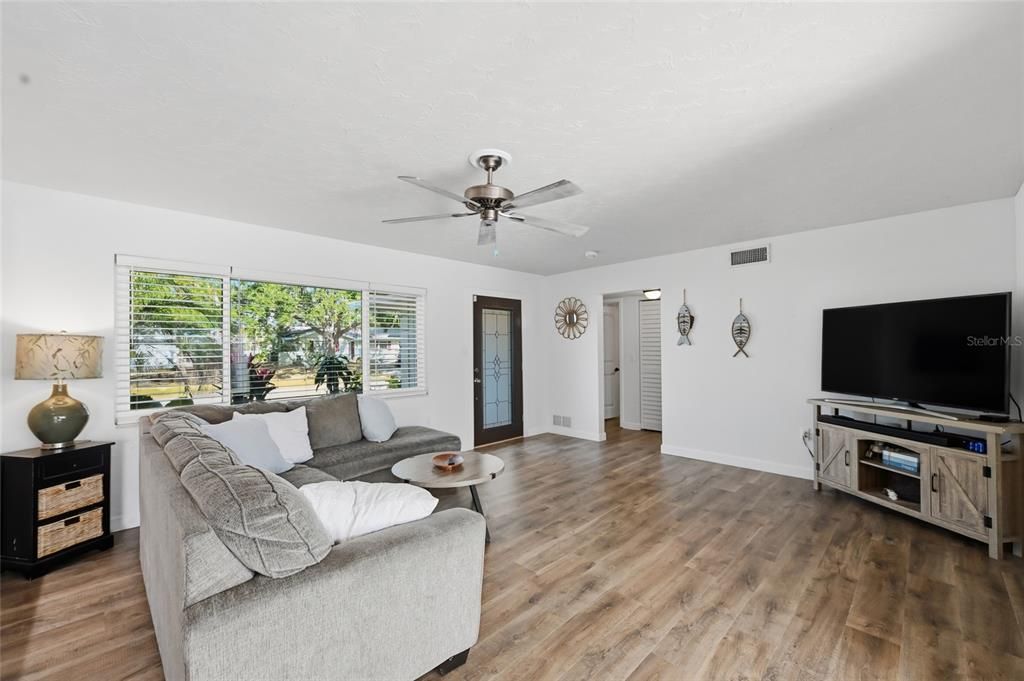 For Sale: $495,000 (2 beds, 2 baths, 1356 Square Feet)