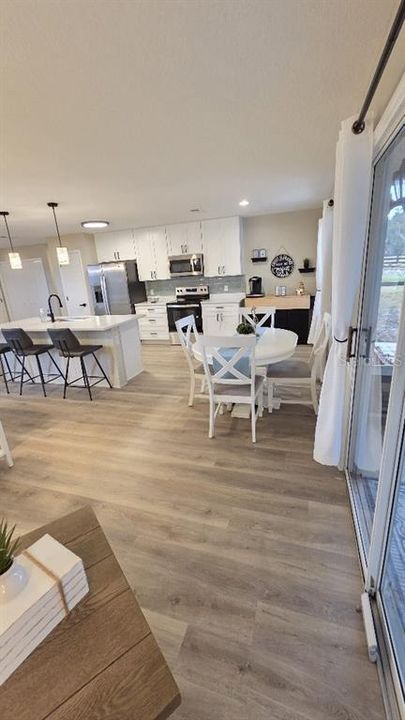 For Sale: $324,900 (2 beds, 2 baths, 1213 Square Feet)