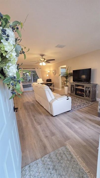 For Sale: $324,900 (2 beds, 2 baths, 1213 Square Feet)