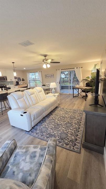 For Sale: $324,900 (2 beds, 2 baths, 1213 Square Feet)