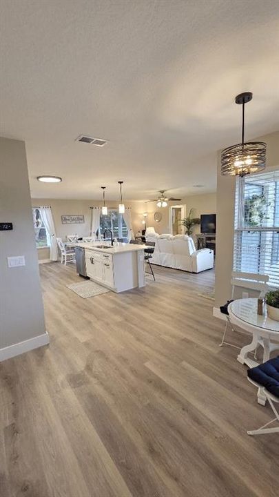 For Sale: $324,900 (2 beds, 2 baths, 1213 Square Feet)