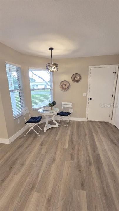 For Sale: $324,900 (2 beds, 2 baths, 1213 Square Feet)