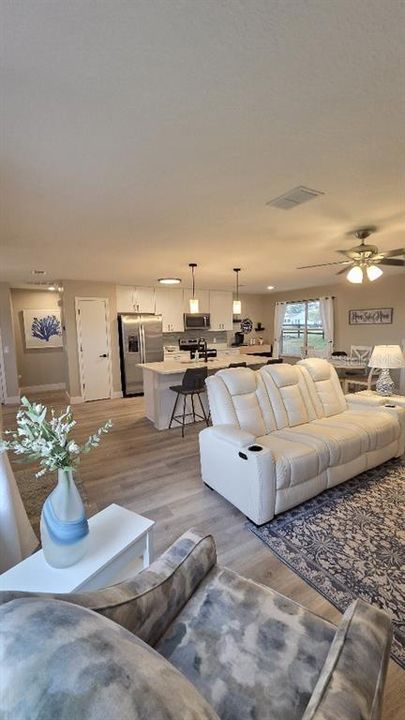 For Sale: $324,900 (2 beds, 2 baths, 1213 Square Feet)