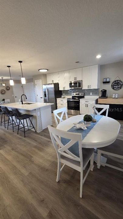 For Sale: $324,900 (2 beds, 2 baths, 1213 Square Feet)