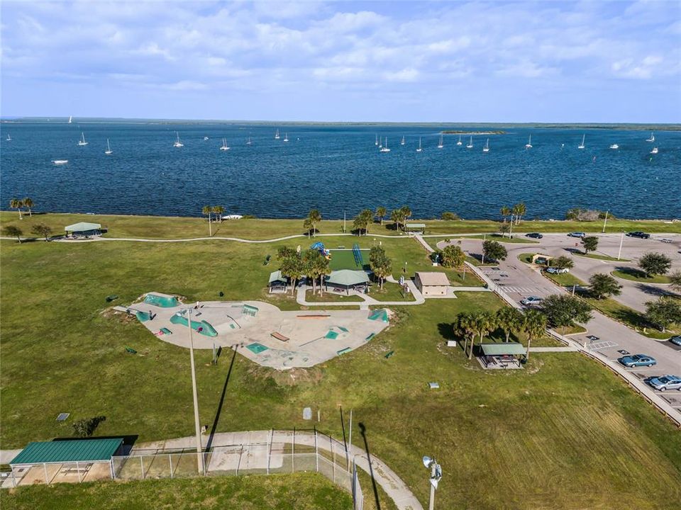 En Venta: $369,990 (4 camas, 3 baños, 2210 Pies cuadrados)