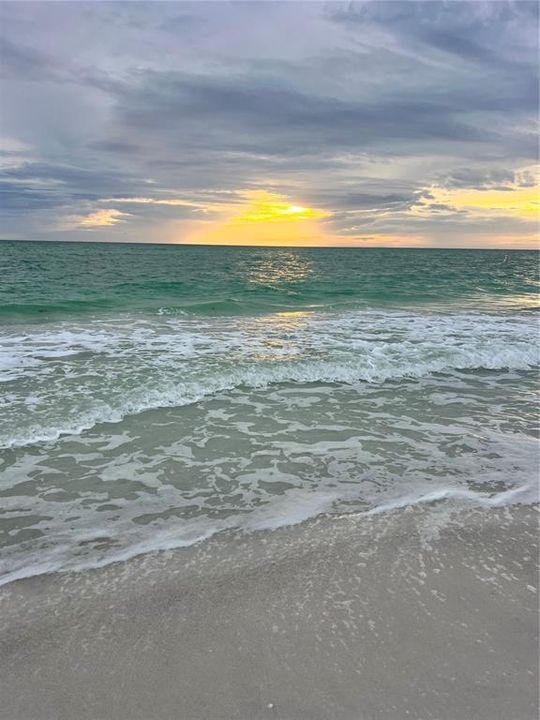 For Sale: $300,000 (1 beds, 1 baths, 630 Square Feet)