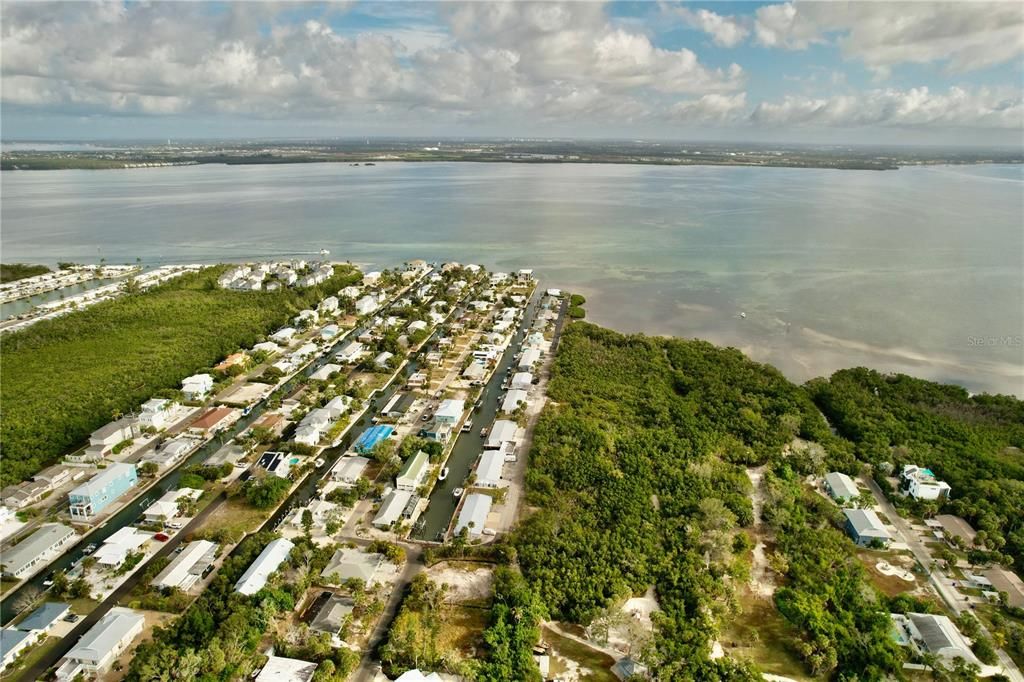 For Sale: $300,000 (1 beds, 1 baths, 630 Square Feet)