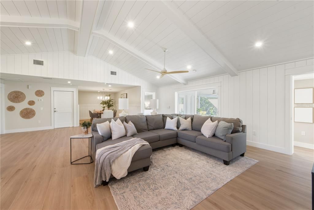 На продажу: $1,199,000 (4 спален, 2 ванн, 1832 Квадратных фут)