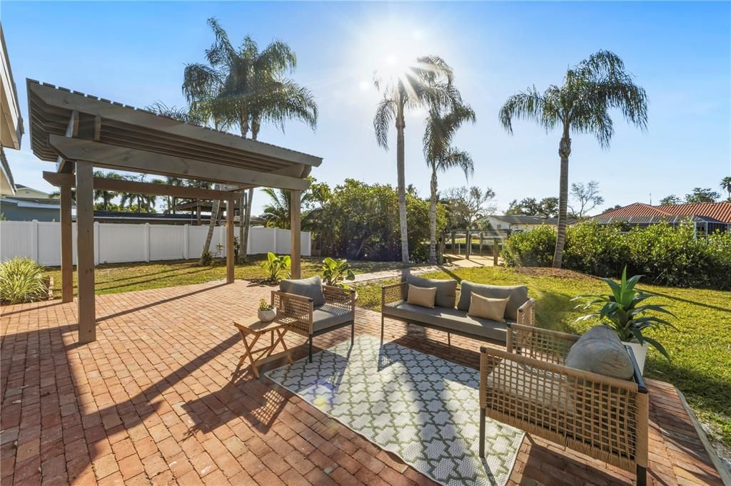 На продажу: $1,199,000 (4 спален, 2 ванн, 1832 Квадратных фут)