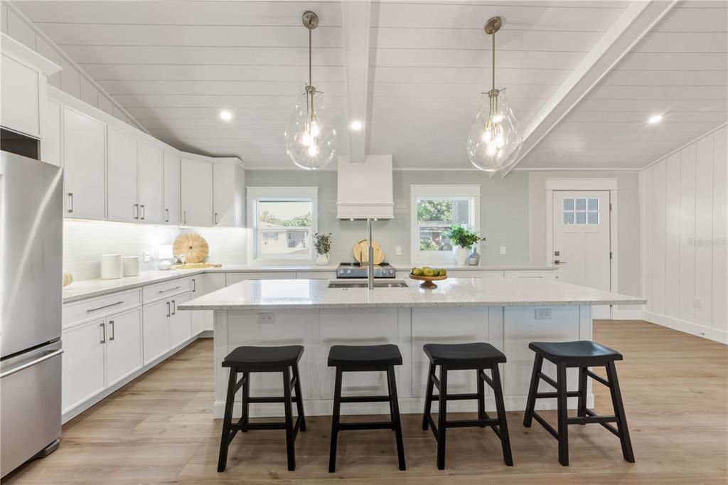 На продажу: $1,199,000 (4 спален, 2 ванн, 1832 Квадратных фут)