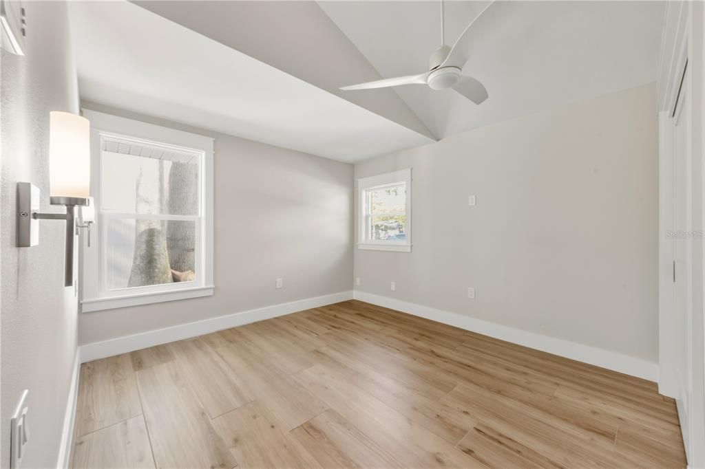 На продажу: $1,199,000 (4 спален, 2 ванн, 1832 Квадратных фут)