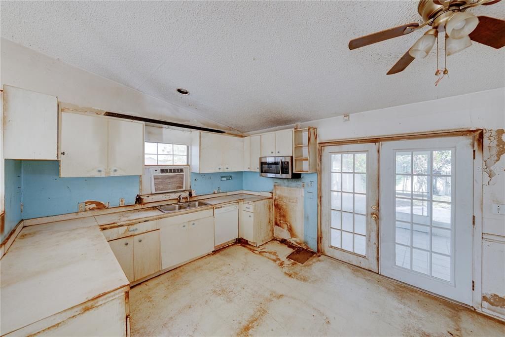 For Sale: $144,900 (3 beds, 2 baths, 1218 Square Feet)