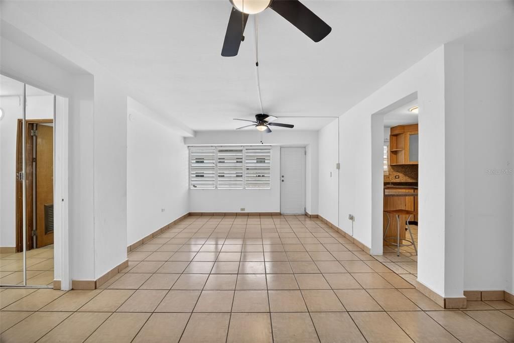 For Rent: $1,900 (2 beds, 1 baths, 867 Square Feet)