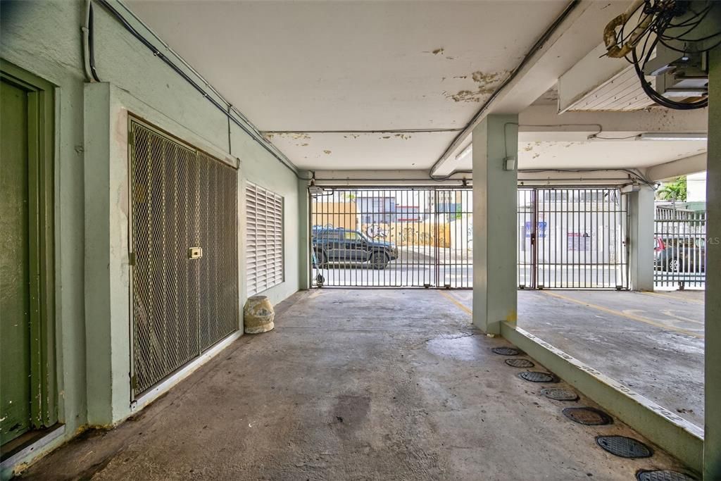 For Rent: $1,900 (2 beds, 1 baths, 867 Square Feet)