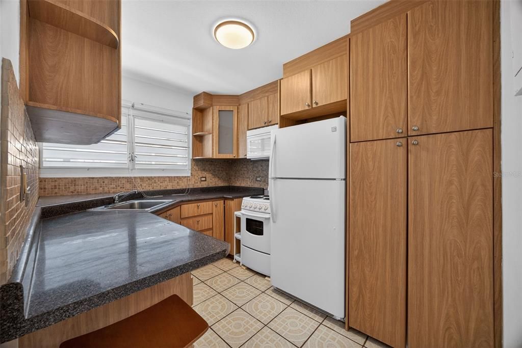 For Rent: $1,900 (2 beds, 1 baths, 867 Square Feet)