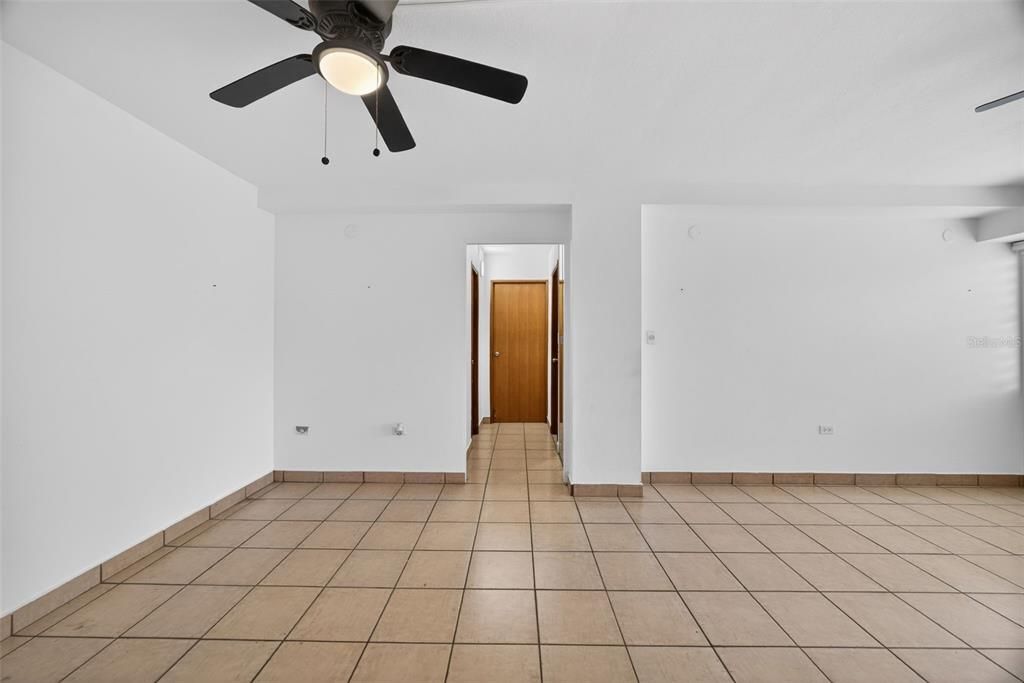 For Rent: $1,900 (2 beds, 1 baths, 867 Square Feet)