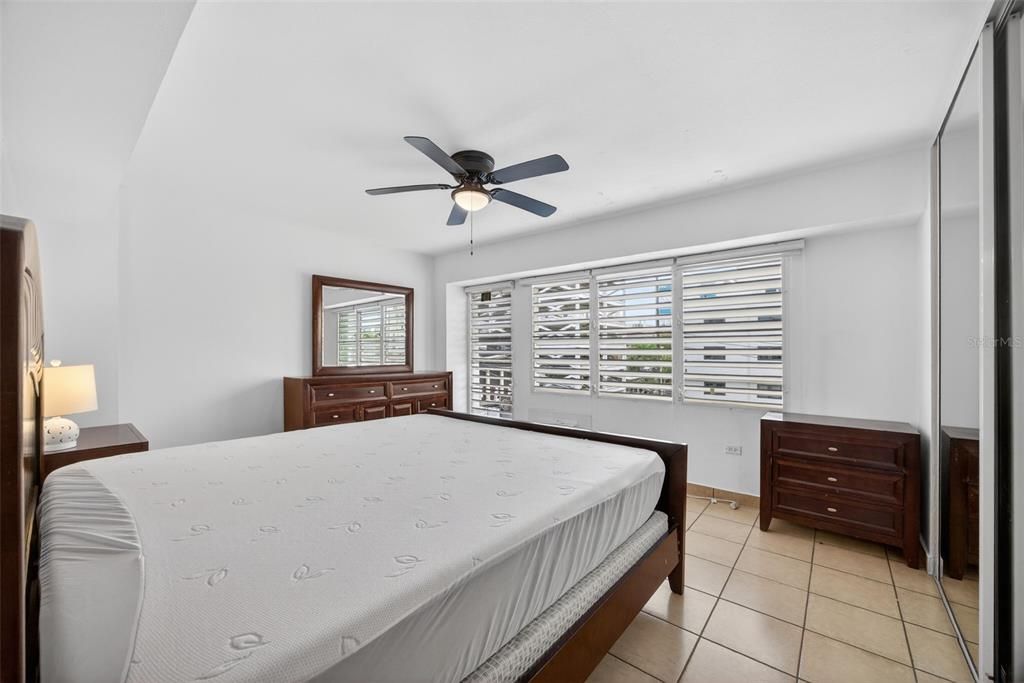 For Rent: $1,900 (2 beds, 1 baths, 867 Square Feet)