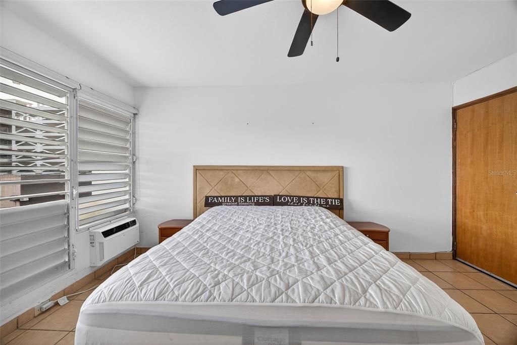 For Rent: $1,900 (2 beds, 1 baths, 867 Square Feet)