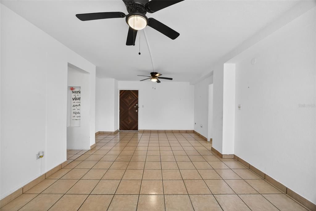 For Rent: $1,900 (2 beds, 1 baths, 867 Square Feet)